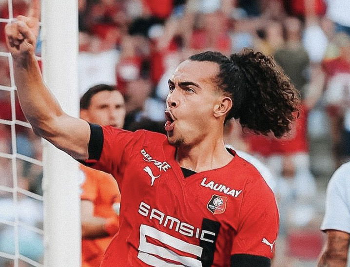 Arthur Theate qui célèbre son but avec Rennes