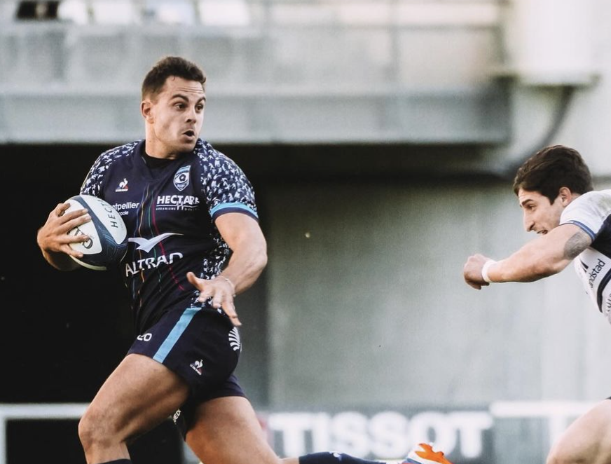 Arthur Vincent avec le ballon en match du Montpellier Hérault Rugby Top 14