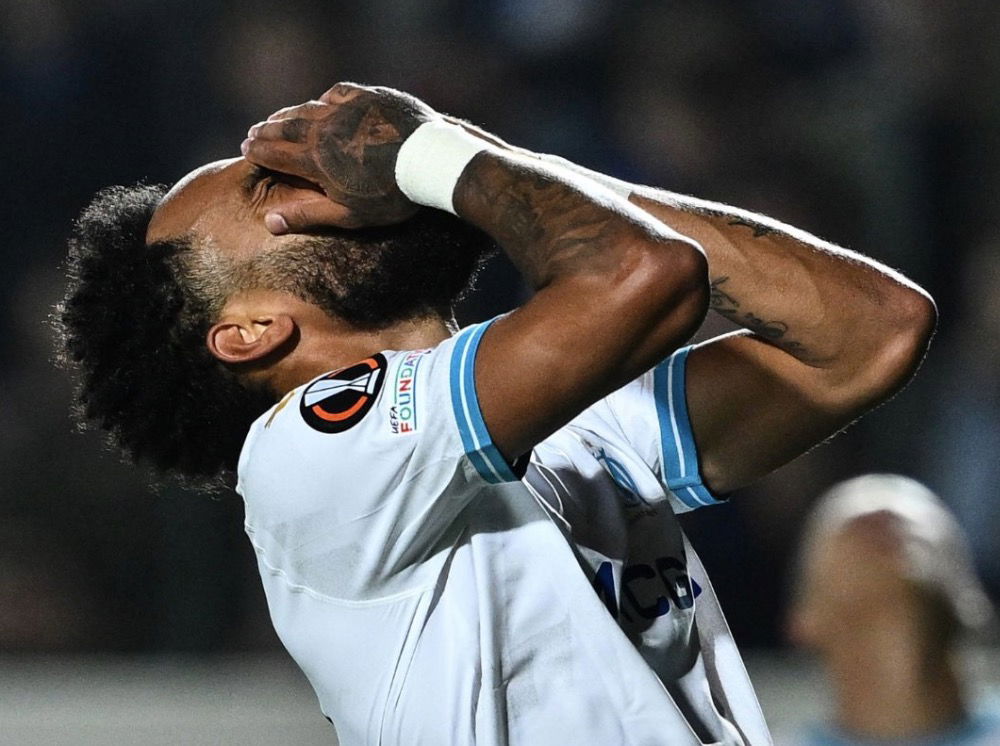 Aubameyang qui se tient la tête à deux mains avec l’OM face à Atalanta