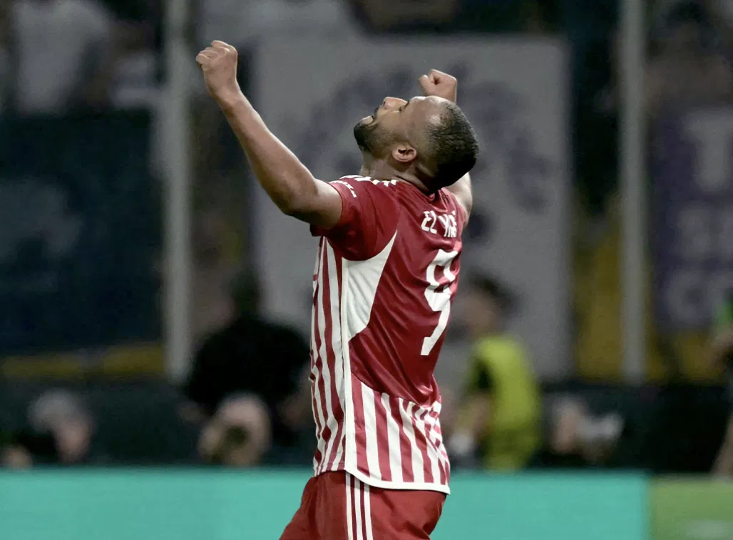 Ayoub El Kaabi célèbre son but avec l’Olympiakos face à la Fiorentina en finale de Ligue Europa Conférence