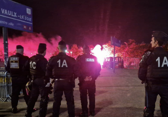 Bagarre devant un stade après un match entre supporters