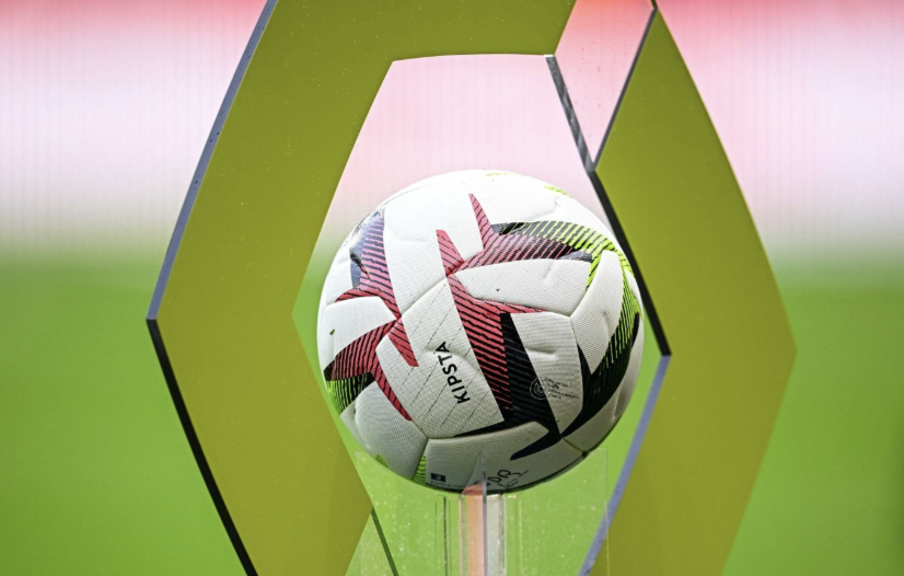 Ballon de football avec le logo de la Ligue 1