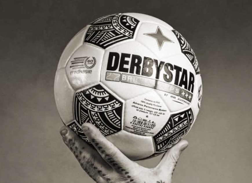 Ballon de football en Eredivisie pour la saison 2024/2025 dessiné par un tatoueur 