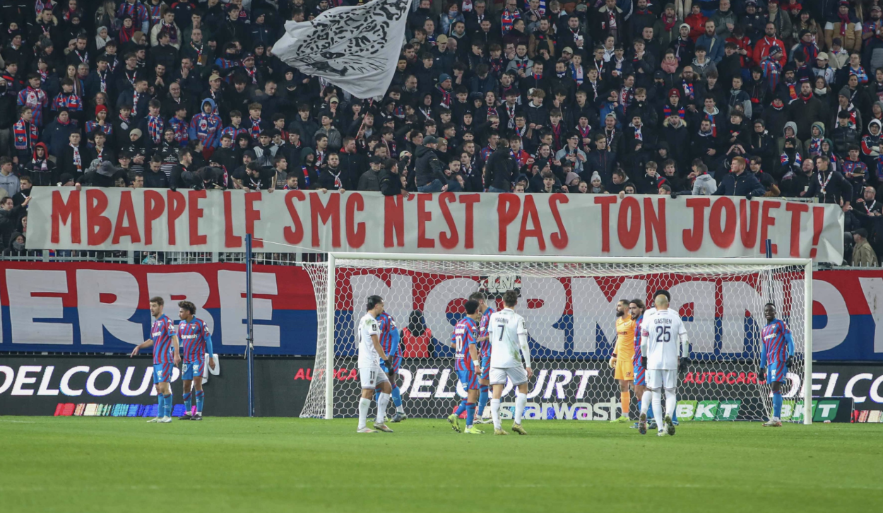 Banderole du SM Caen qui critique Kylian Mbappé