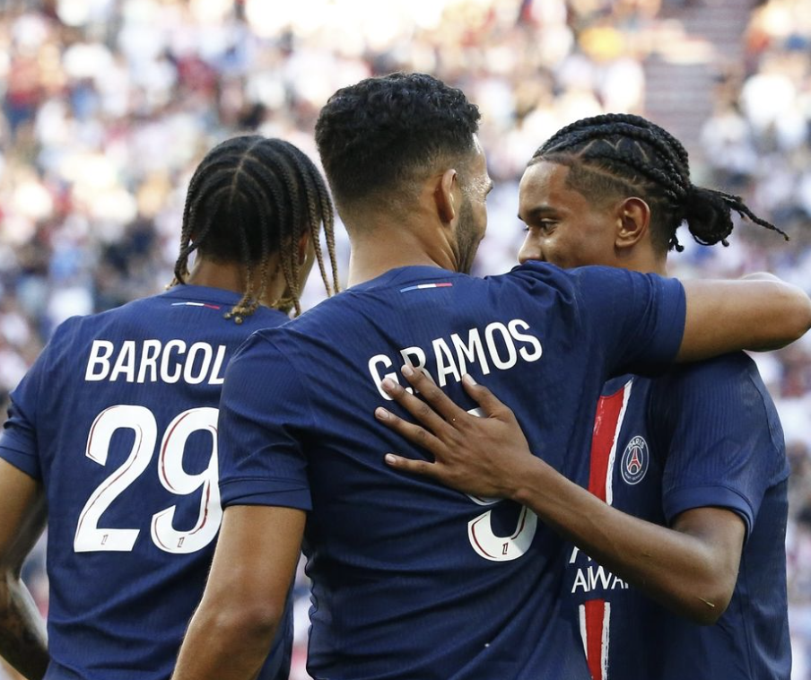 Barcola, Ramos et Mayulu en match amical avec le PSG qui célèbrent un but