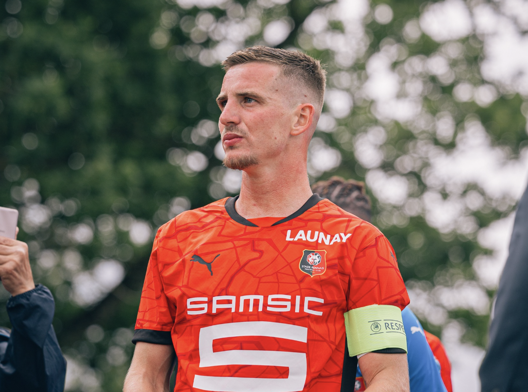 Benjamin Bourigeaud capitaine du Stade Rennais avant un match 