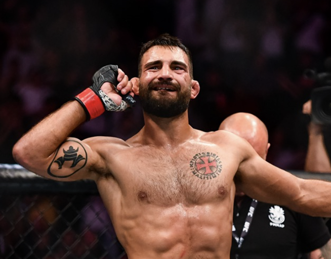 Benoit Saint-Denis tend l’oreille pour écouter le public de l’UFC Paris après son KO