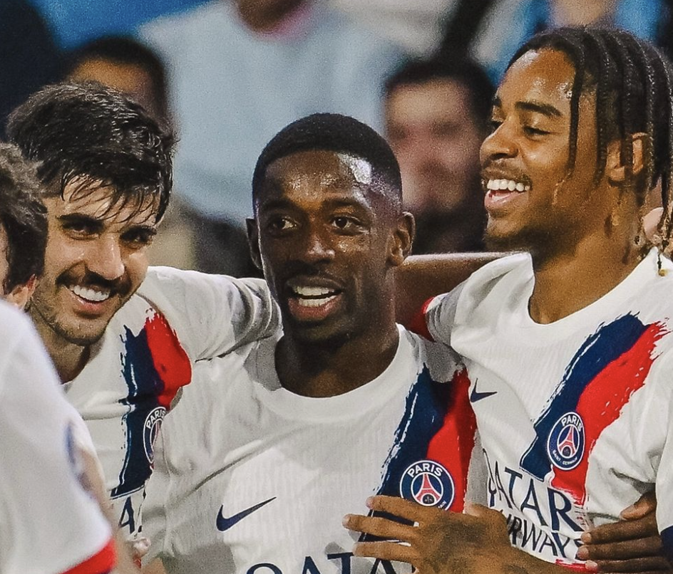 Beraldo avec Dembélé et Barcola célèbrent la victoire et le but du PSG en Ligue 1