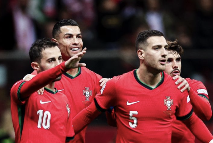 Bernardo Silva, Cristiano Ronaldo, Dalot et Neto célèbrent un but avec le Portugal face à la Pologne