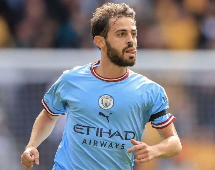 Bernardo Silva concentré pendant un match avec Manchester City en Premier League