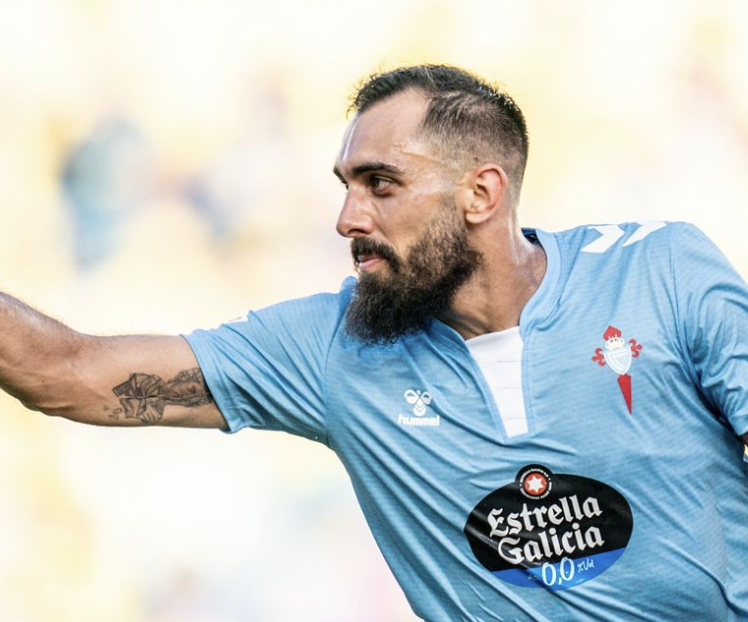 Borja Iglesias montre les supporters du doigt après son but avec le Celta Vigo en liga