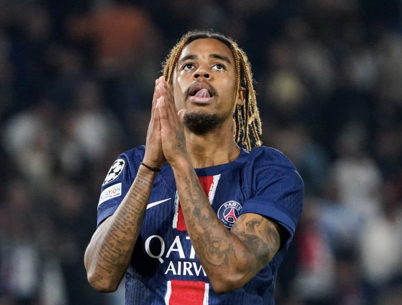 Bradley Barcola colle ses mains et regarde le ciel après une occasion manquée avec le PSG en Ligue des Champions