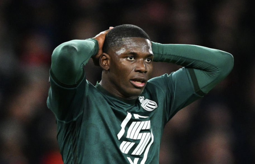 Breel Embolo se tient la tête après une occasion manquée avec Monaco face à Arsenal en Ligue des Champions