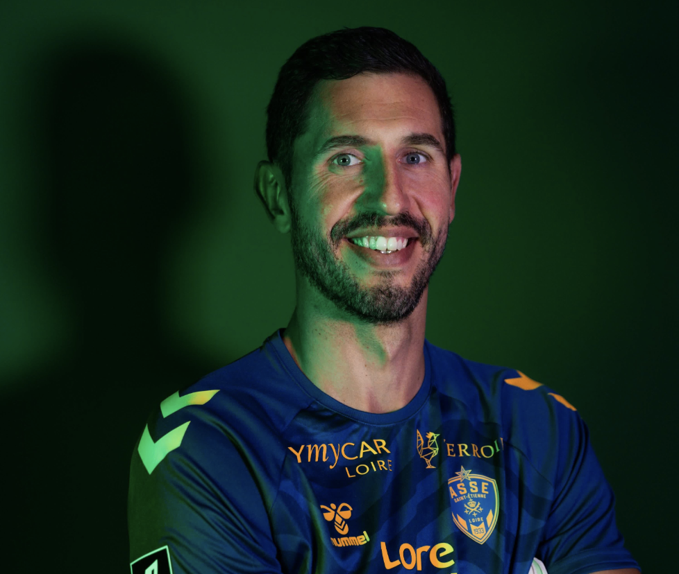 Brice Maubleu avec le sourire et son nouveau maillot de l’ASSE