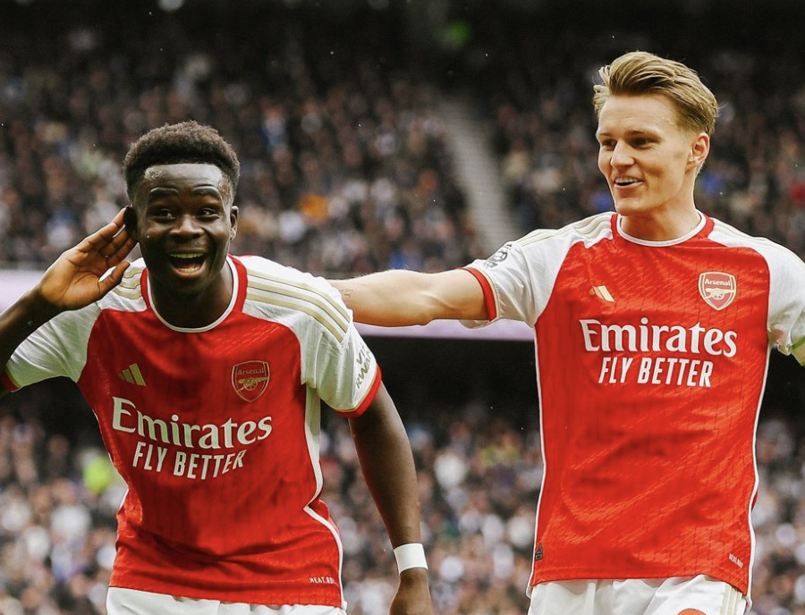 Bukayo Saka fait signe d’écouter le public après son but avec Arsenal sur une passe de Martin Ødegaard