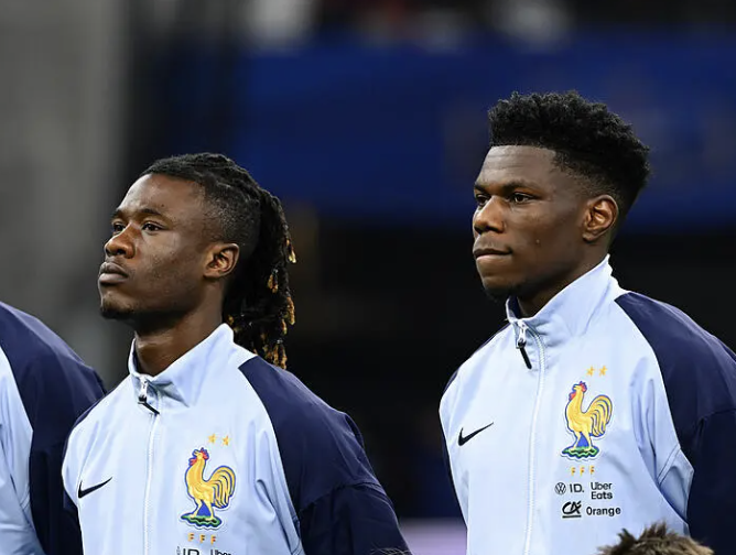 Camavinga pendant l’hymne avec Tchouaméni en équipe de france 3 juillet 2024