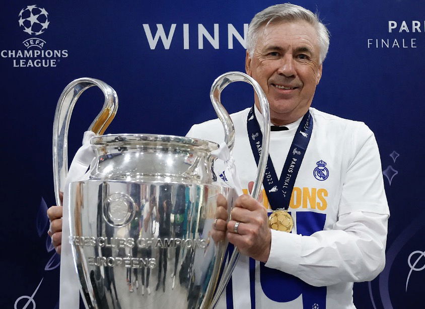 Carlo Ancelotti avec la ligue des champions remportée par le Real Madrid en 2022