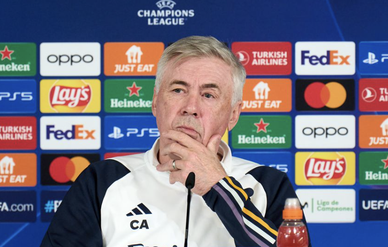 Carlo Ancelotti en conférence de presse avec le Real Madrid attaque la FIFA