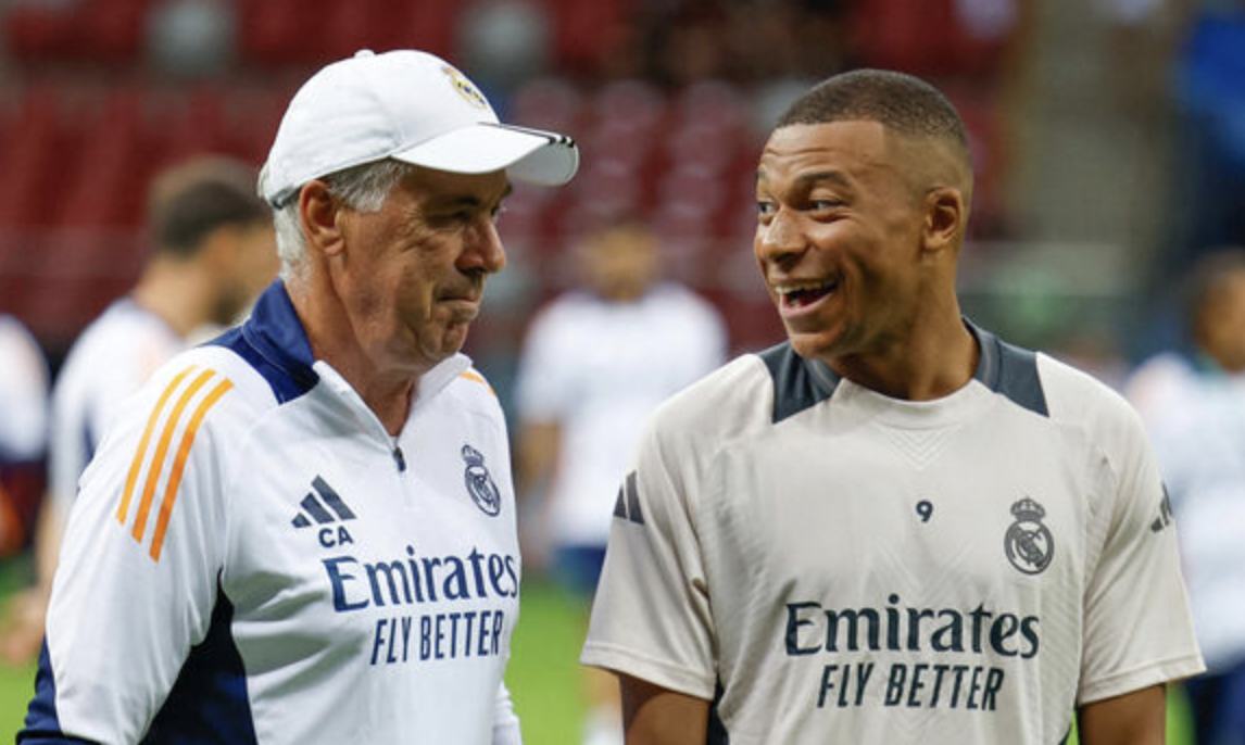 Carlo Ancelotti et Kylian Mbappé avant le match du Real Madrid face à l’Atalanta en Supercoupe UEFA