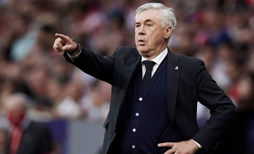 Carlo Ancelotti qui fait des signes avec ses mains pour expliquer sa tactique à ses joueurs