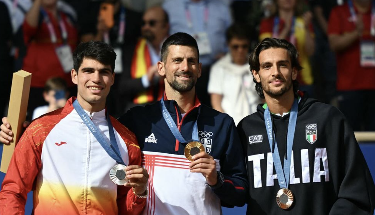 Carlos Alcaraz, Novak Djokovic et Lozenzo Musetti posent avec leurs médailles aux JO 2024 de Paris