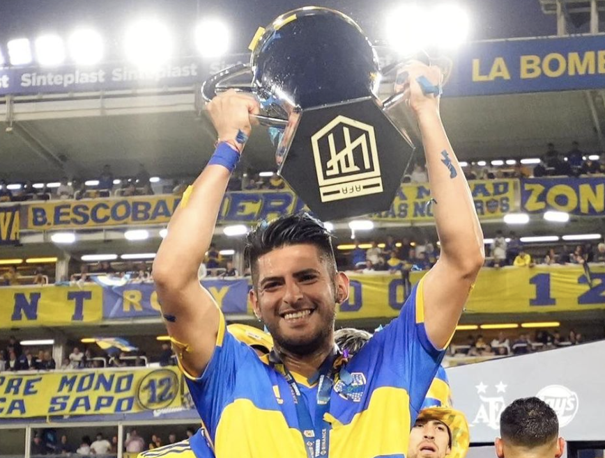 Carlos Zambrano avec le trophée du championnat argentin 2022 remporté avec Boca Juniors