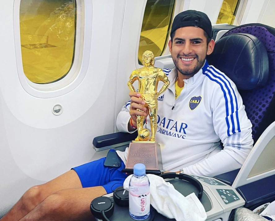 Carlos Zambrano dans l’avion avec son trophée