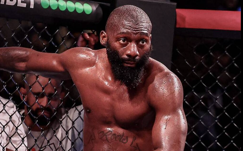 Cédric Doumbé s’accroche à la cage de MMA et regarde Baki entre deux rounds 