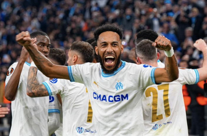 Célébration d’Aubameyang avec l’OM après un but en Ligue Europa au Vélodrome 