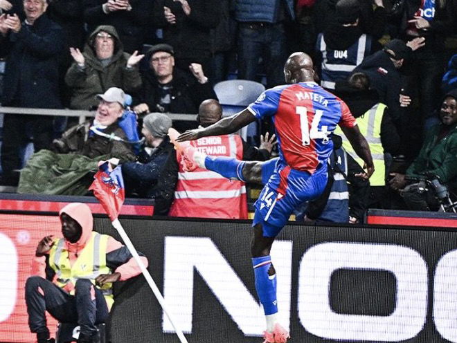 Célébration de Mateta qui frappe poteau de corner face à Manchester United avec Crystal Palace