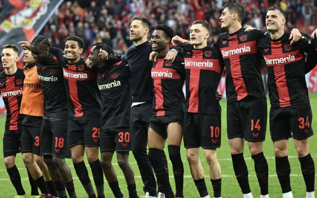 Célébration de toute l’équipe du Bayer Leverkusen après leur victoire miraculeuse face à Hoffenheim