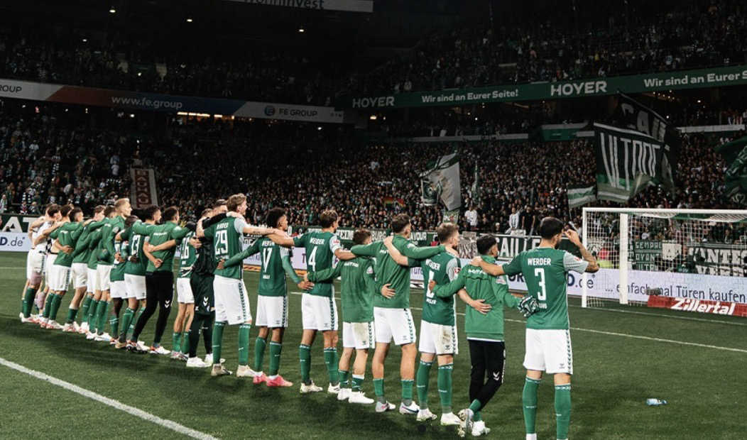 Célébration des joueurs du Werder Brême après une victoire avec ses supporters