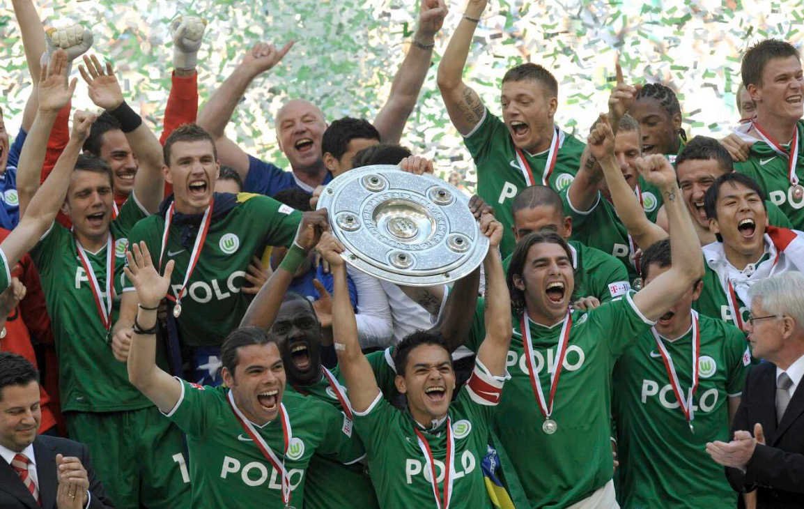 Célébration du titre de Wolfsburg, les joueurs soulèvent le trophée