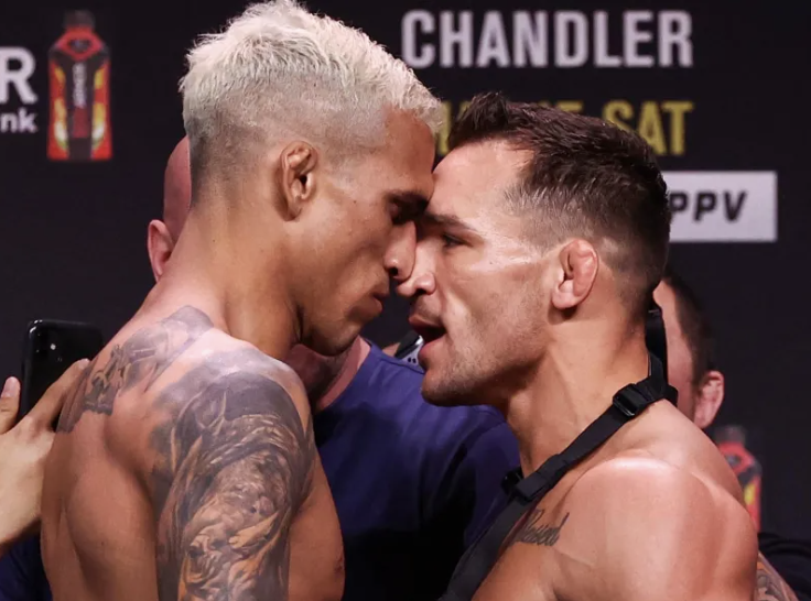 Charles Oliveira et Chandler collent leur front durant leur face à face avant leur combat de MMA à l’UFC 309 