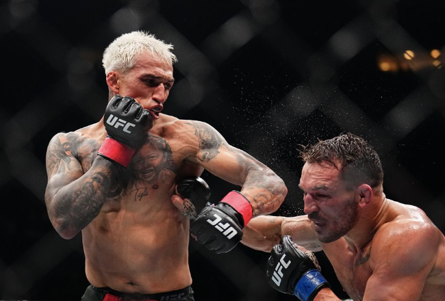 Charles Oliveira brille contre Michael Chandler à l’UFC 309 et s’impose par décision unanime