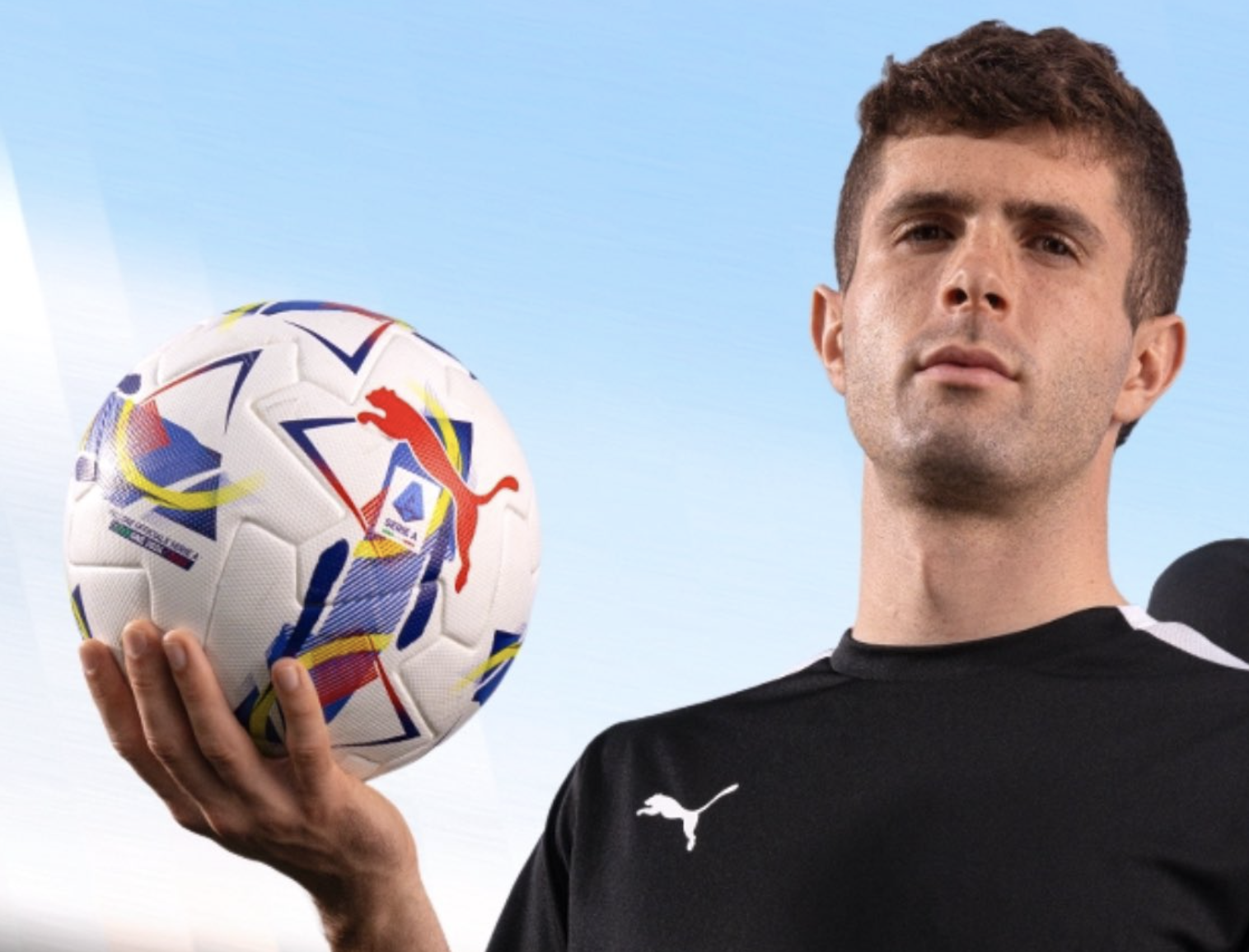 Christian Pulisic qui présente le ballon de football de Serie A pour la saison 2024/2025