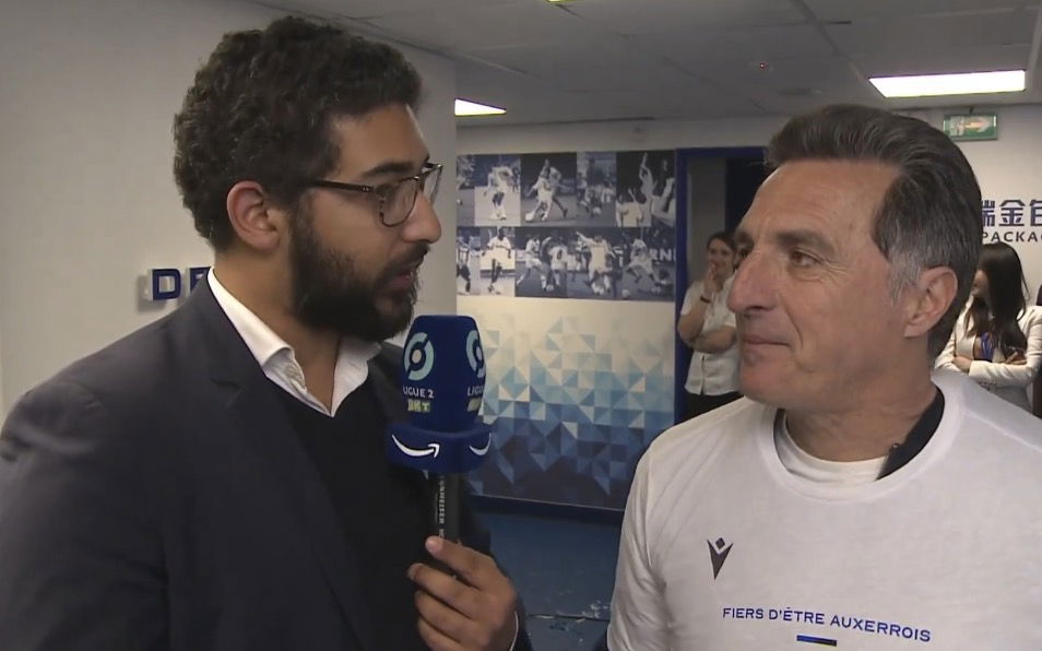 Christophe Pélissier au micro après la victorie de l’AJ Auxerre 17 mai 2024