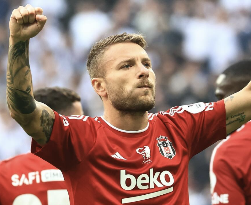 Ciro Immobile célèbre son pénalty devant les supporters du Beşiktaş en Super Lig 