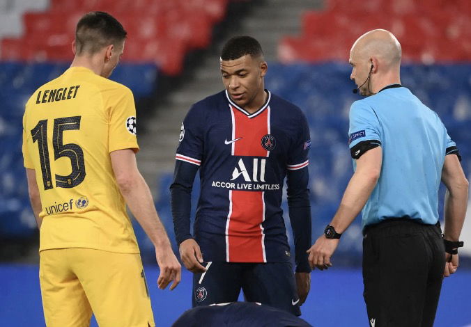 Clément Lenglet, Kylian Mbappé et Anthony Taylor en Ligue des Champions