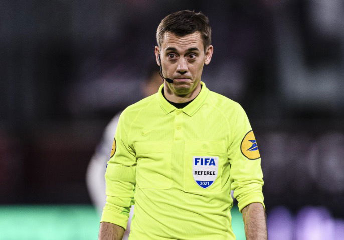 Clément Turpin qui arbitre un match de LDC