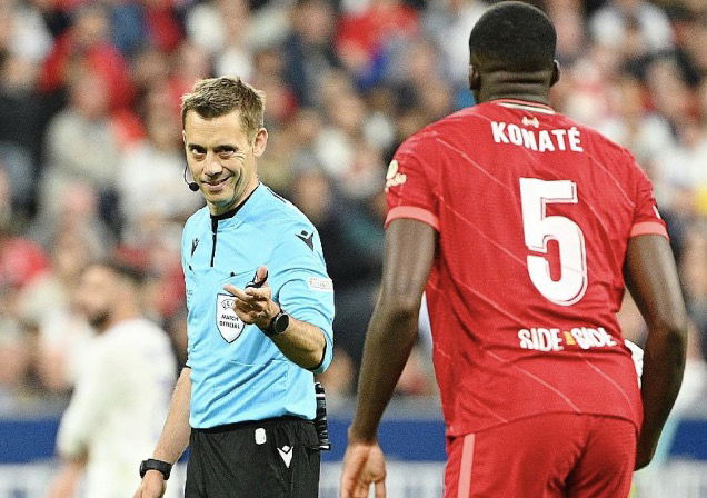 Clément Turpin qui rappelle à l’odre Konaté pendant un match de football en Ligue Europa