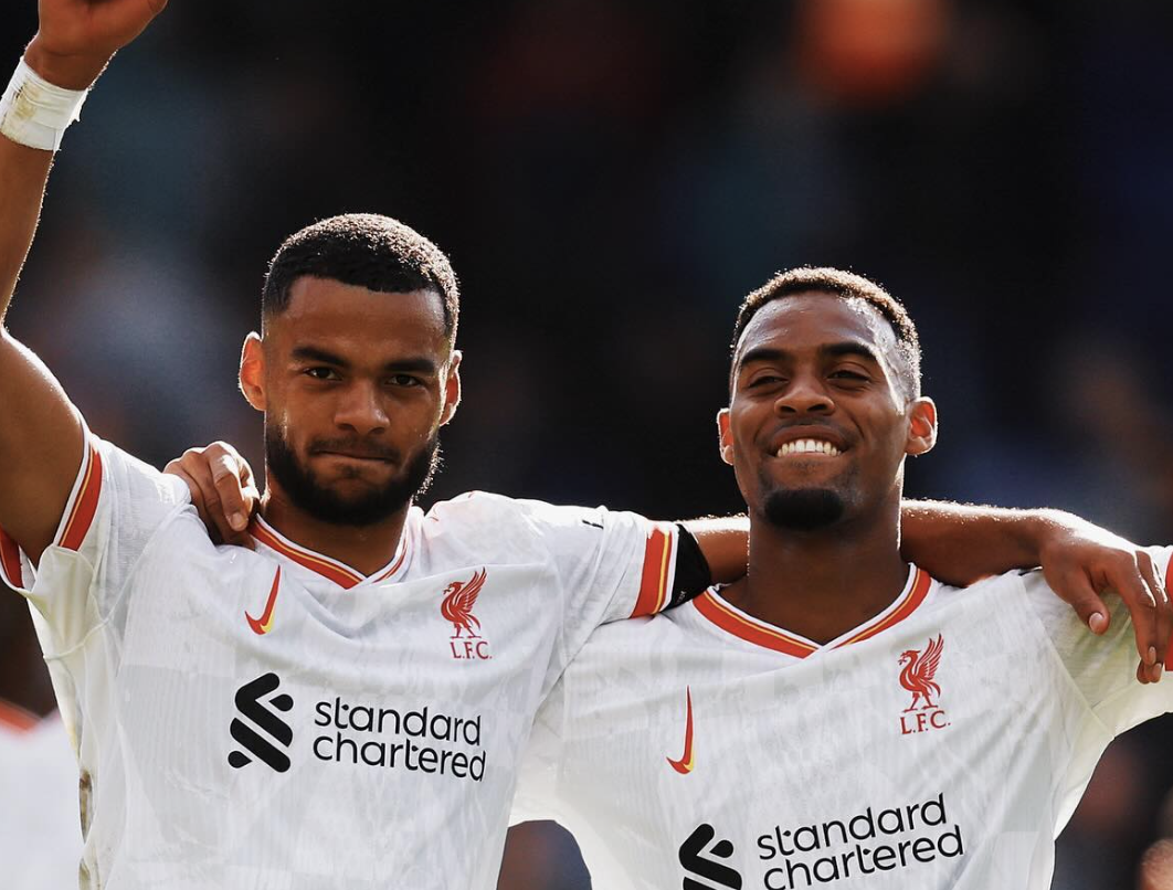 Cody Gakpo et Ryan Gravenberch célèbrent la victoire de Liverpool en Premier League