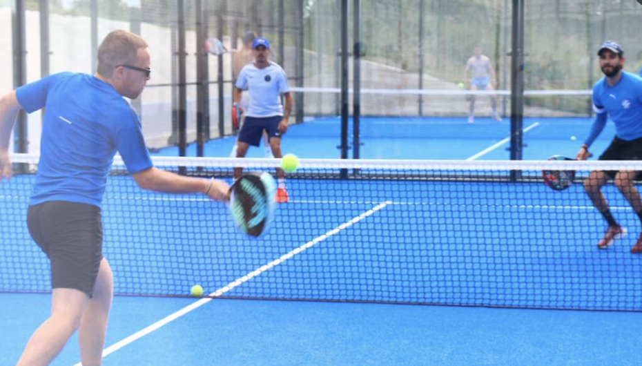 Coup droit montée au filet au padel