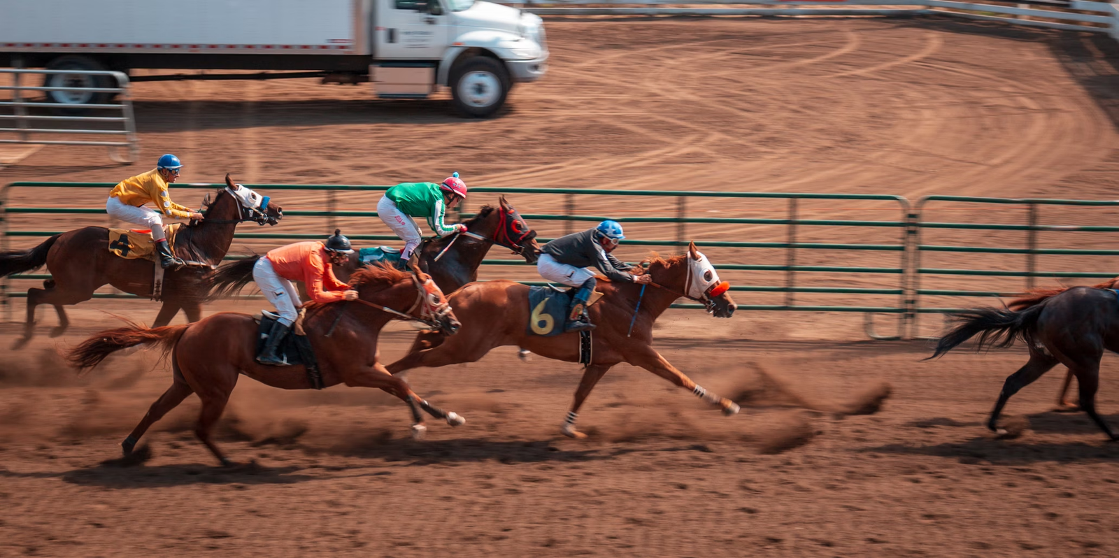 Course de chevaux professionnels avec des jockey