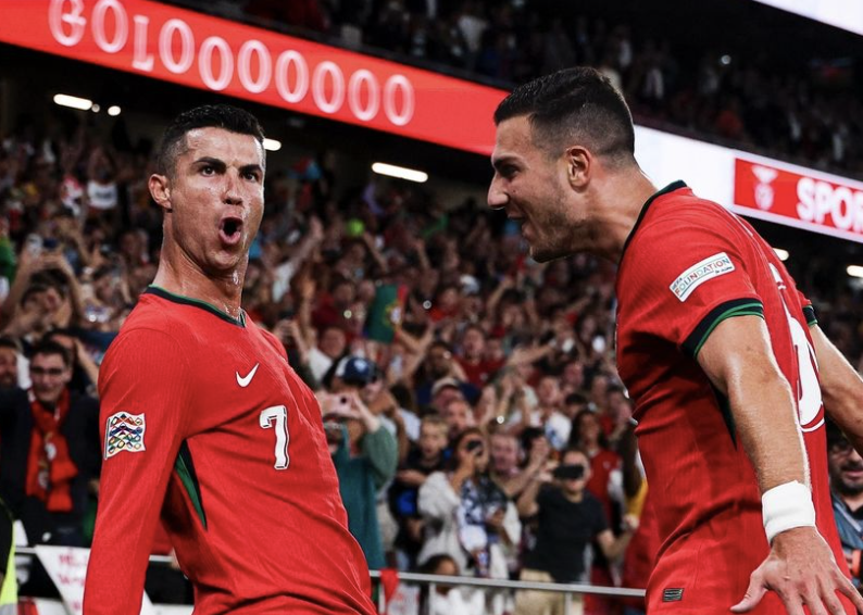 Cristiano fait sa célébration “Siuuu” avec Dalot qui vient le féliciter après son but avec le Portugal