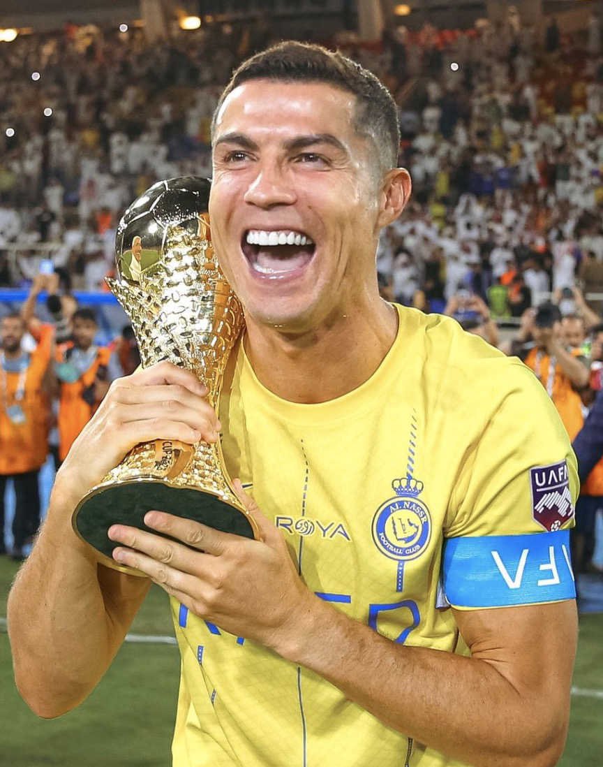 Cristiano Ronaldo à Al Nassr avec le trophée de la Coupe arabe des clubs champions