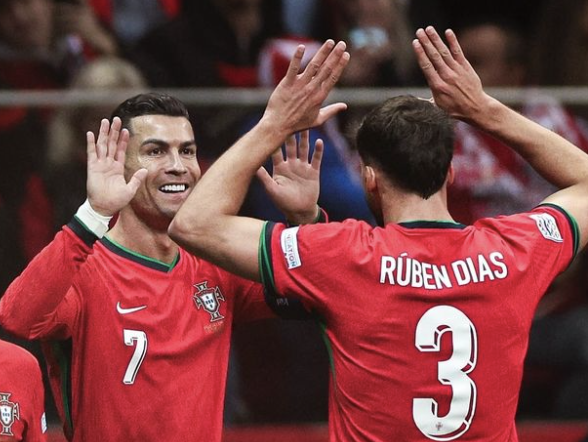 Cristiano Ronaldo et Ruben Dias se tapent dans les mains après le but de Ronaldo face à la Pologne en Ligue des nations