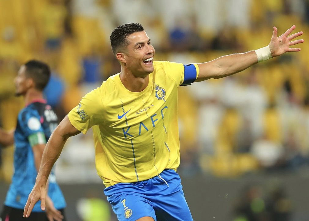 Cristiano Ronaldo qui demande à ses coéquipiers de venir après son but avec Al-Nassr