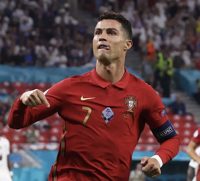 Cristiano Ronaldo qui montre au public le sol après son but avec le Portugal