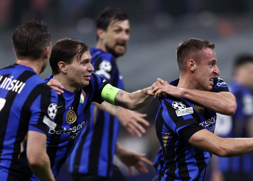 Davide Frattesi célèbre son but face au Barça qui emmène l’Inter en finale de Ligue des champions